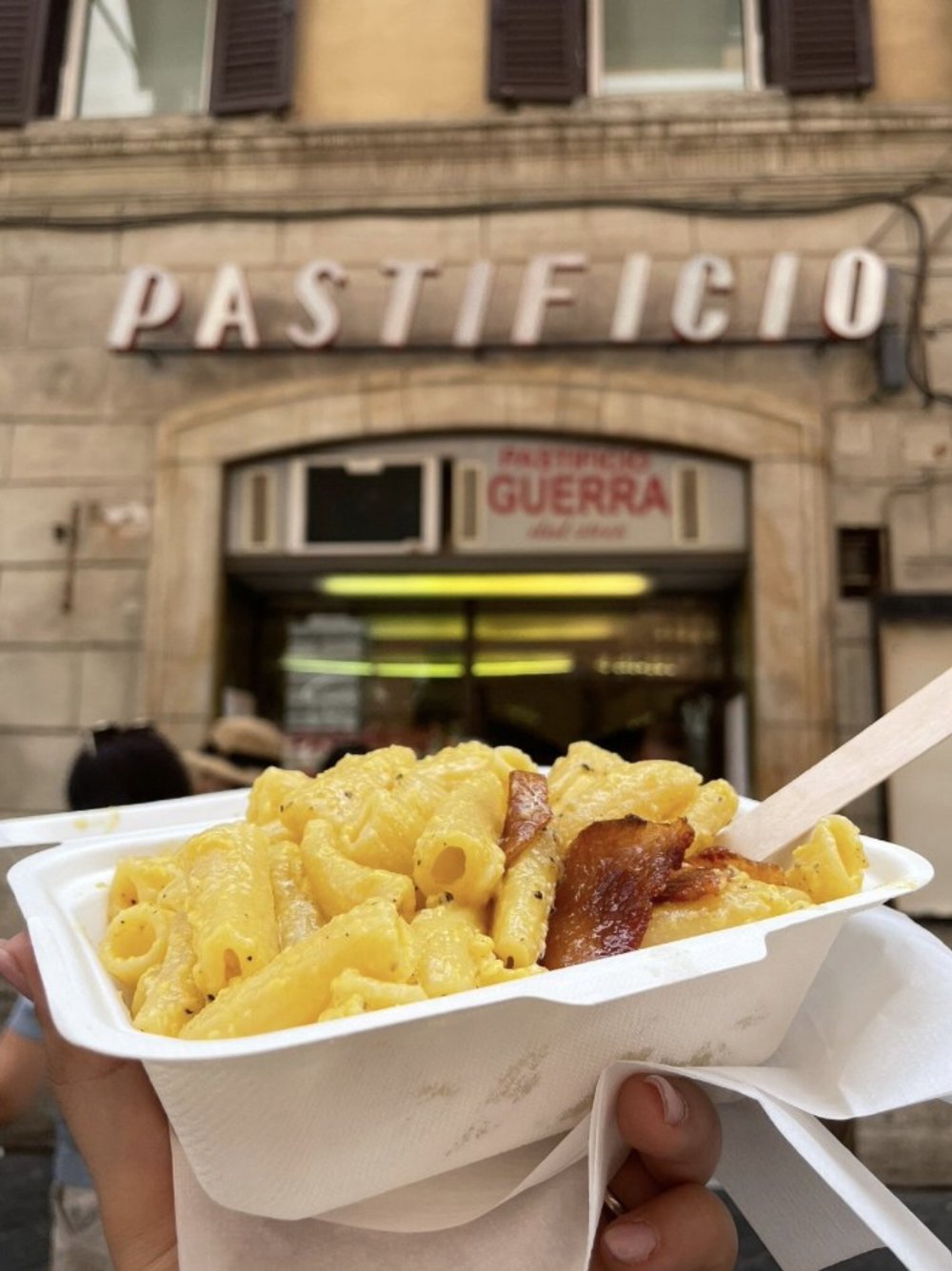 [usxanz] cheap food in rome italy - takeout pasta in front of restaurant