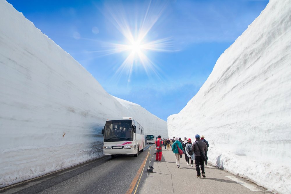 กำแพงหิมะบนเส้นทาง Tateyama Kurobe Alpine Route จังหวัดโทยามะ ประเทศญี่ปุ่น