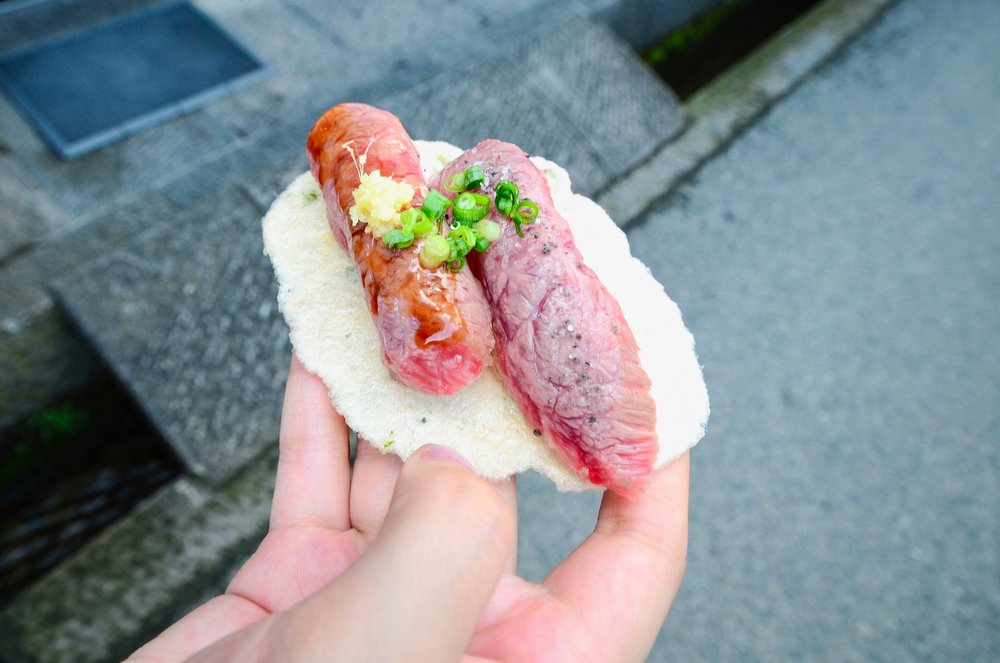ซูชิเนื้อฮิดะโรยต้นหอม อาหารสตรีทฟู้ดยอดนิยมในย่านเมืองเก่าทาคายามะ