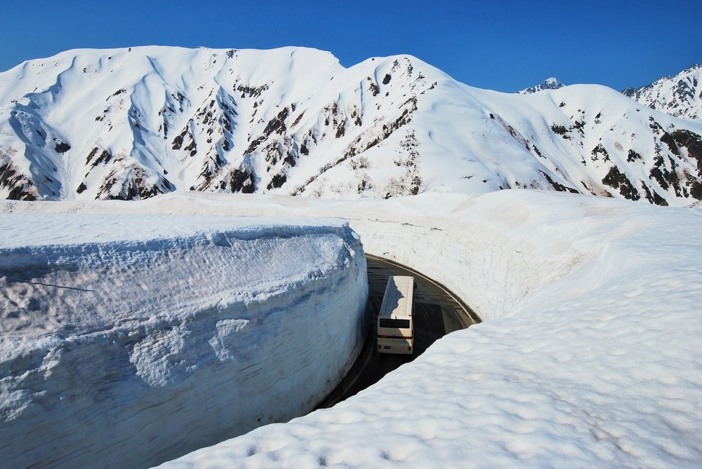 กำแพงหิมะบนเส้นทาง Tateyama Kurobe Alpine Route เชื่อมต่อระหว่างจังหวัดโทยามะและนากาโนะ
