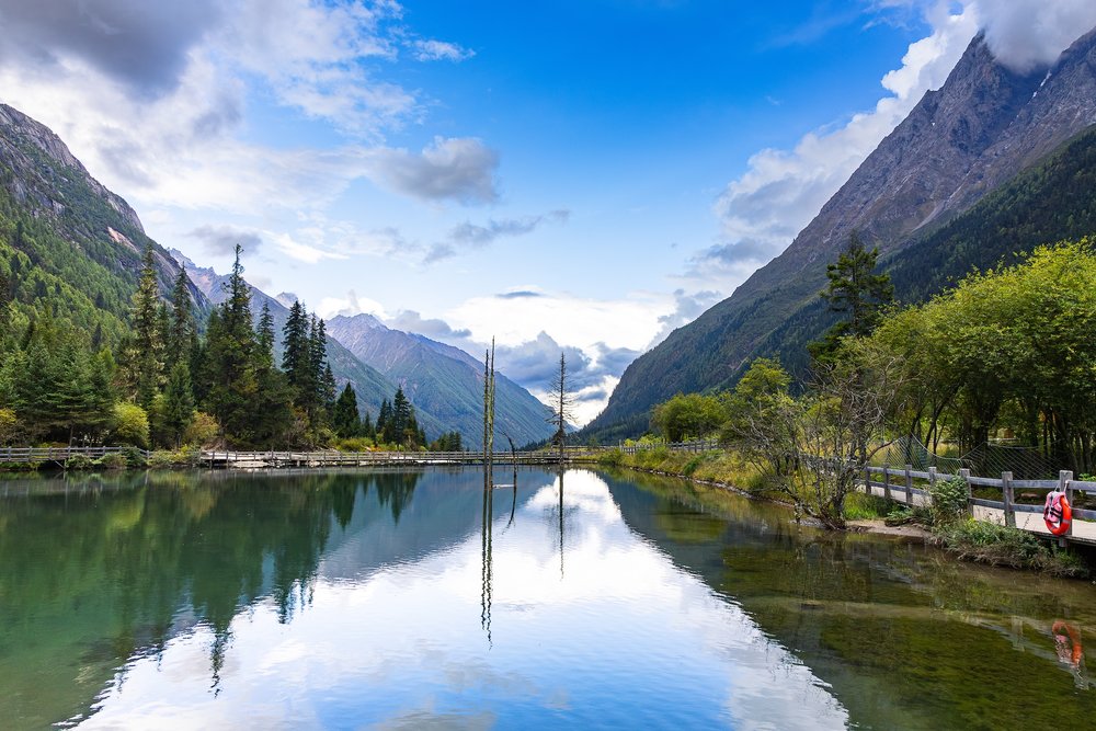 ยอดเขาสี่ดรุณี (Siguniangshan) ในฤดูร้อน