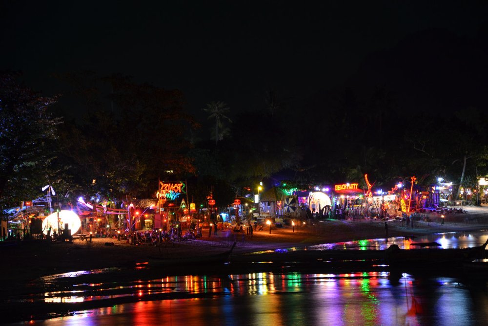 Tham Gia Các Bữa Tiệc Bãi Biển