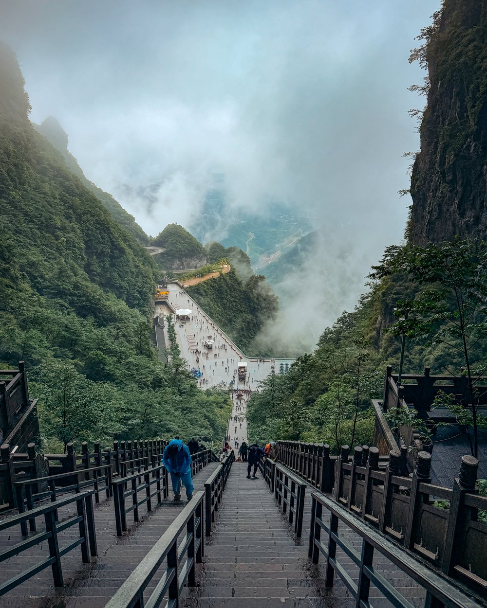 Zhangjiajie Itinerary - Climbing up the 999 Steps of Tianmen Cave