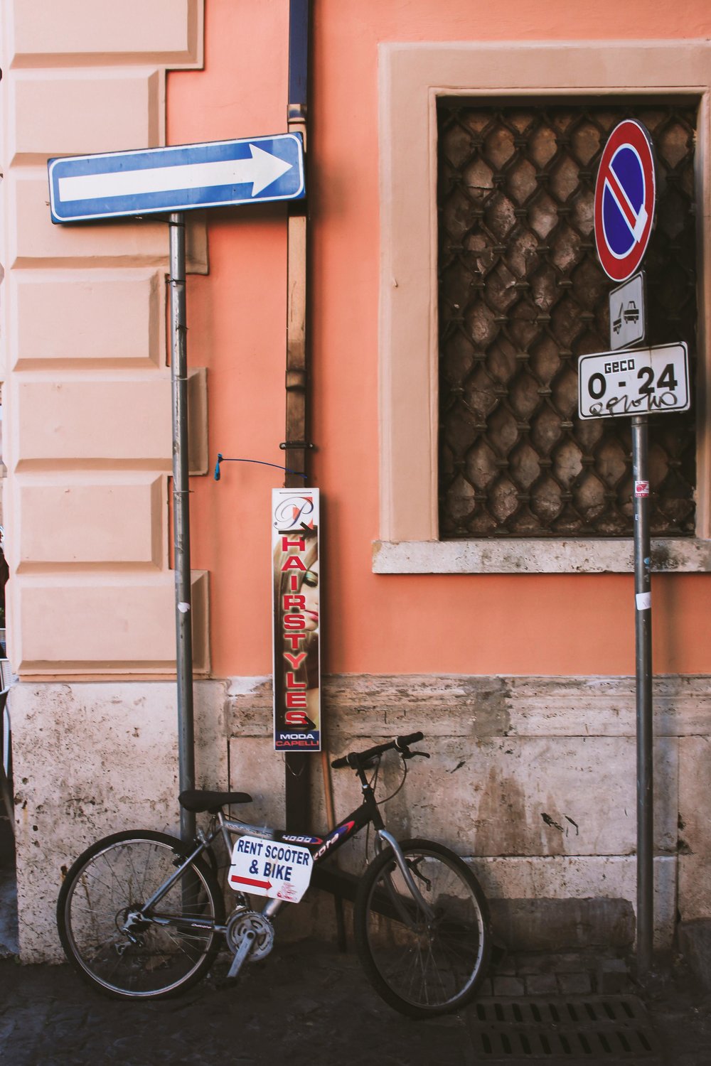 [Bike Rental in Rome] Parked bike in Rome with sign "rent scooter & bike"