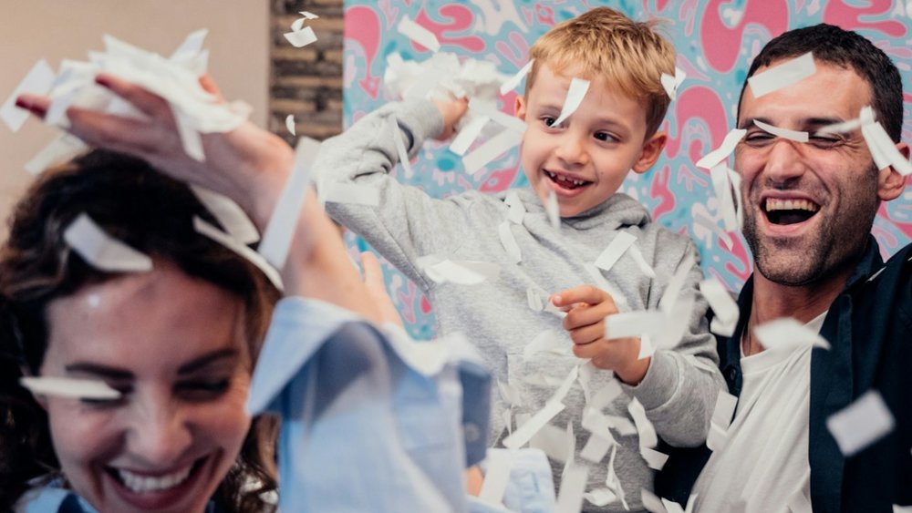 [usxanz] rome with kids - kids and parents playing with confetti rome