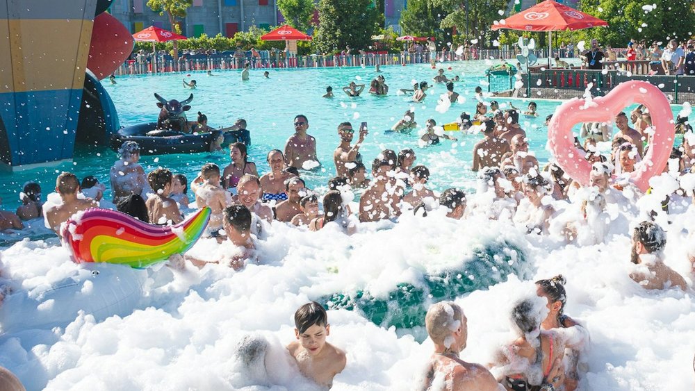 [usxanz] rome with kids - people playing at a water park