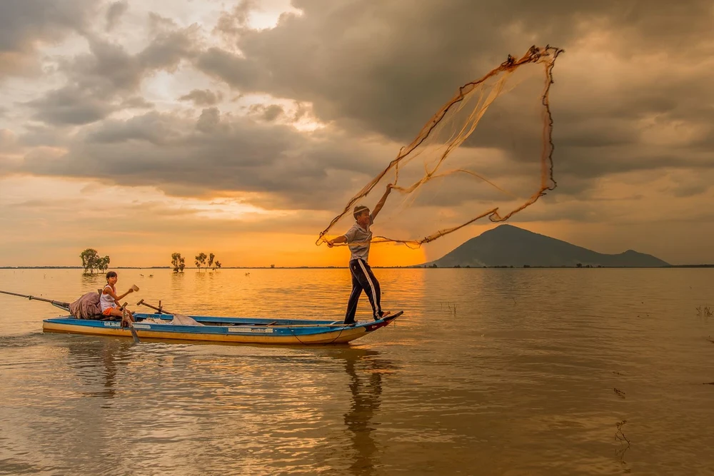 Chèo Thuyền Ở Hồ Dầu Tiếng