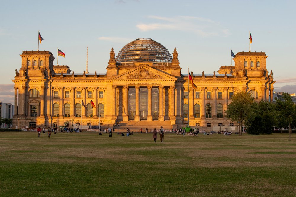 Ngày 1: Đến Berlin - Brandenburg Gate - Reichstag Building - Unter Den Linden
