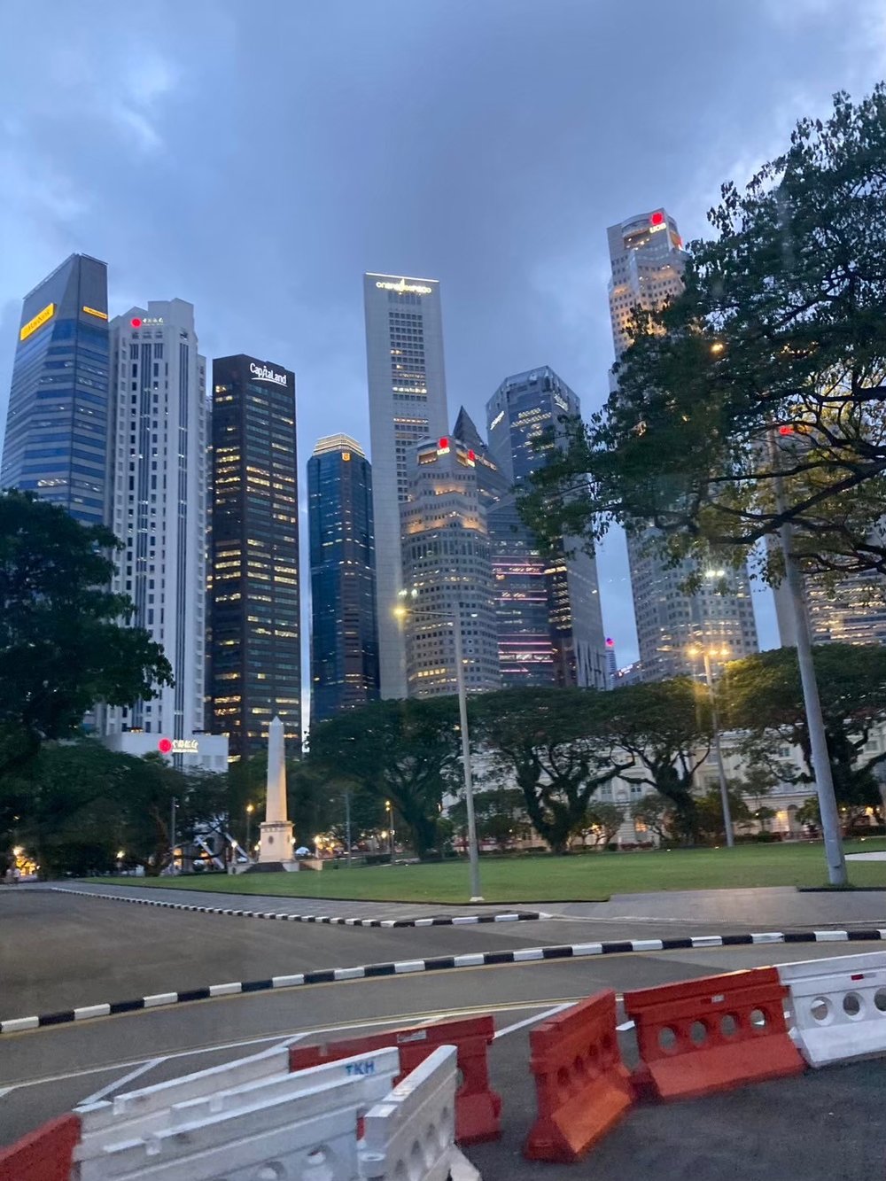 シンガポール・チャンギ空港で無料の市内トランジットツアー体験🇸🇬 〜乗り継ぎ時間を有効活用✈️〜　ビル群