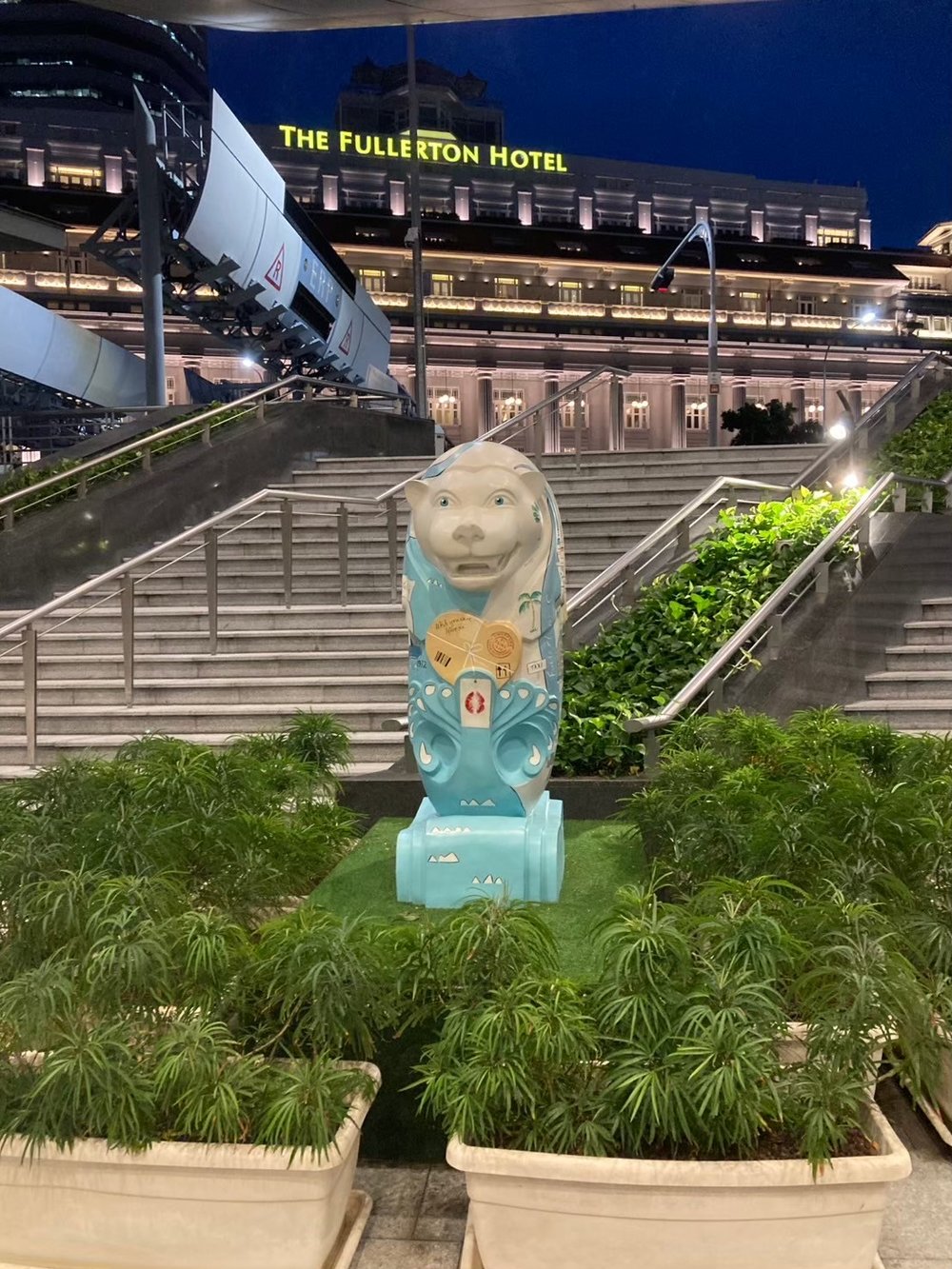 シンガポール・チャンギ空港で無料の市内トランジットツアー体験🇸🇬 〜乗り継ぎ時間を有効活用✈️〜　小さいマーライオン　フラートンホテル