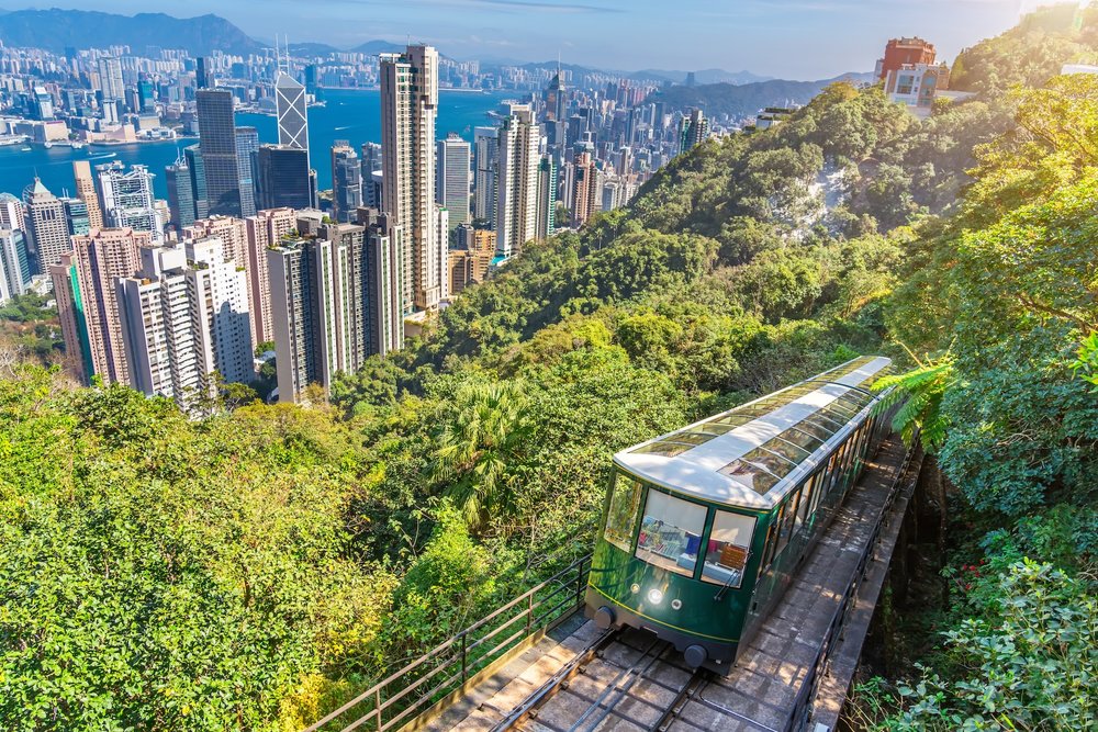 รถรางพีคแทรมกำลังขึ้นสู่จุดชมวิวบนยอดเขา Victoria Peak ในฮ่องกง