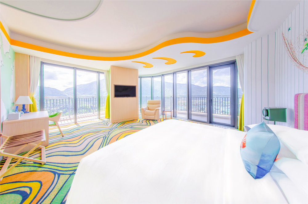 ห้องพักธีมอวกาศวิวภูเขาในโรงแรม Chimelong Spaceship Hotel พร้อมระเบียงชมวิวแบบพาโนรามา