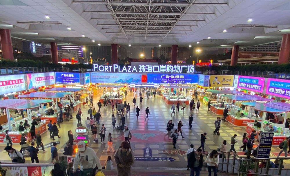 ศูนย์การค้า Gongbei Port Plaza ใกล้ด่านชายแดนจูไห่ - มาเก๊า แหล่งช้อปปิ้งใต้ดินยอดนิยมของจูไห่