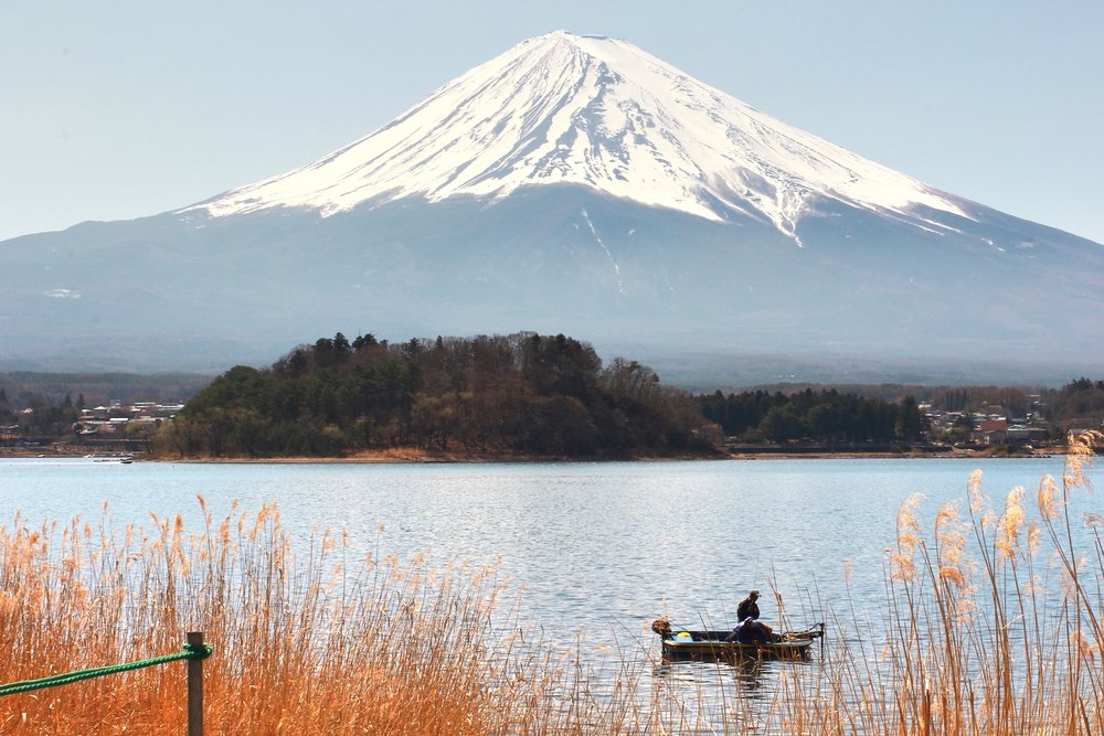 ทะเลสาบคาวากุจิโกะพร้อมฉากหลังของภูเขาไฟฟูจิ