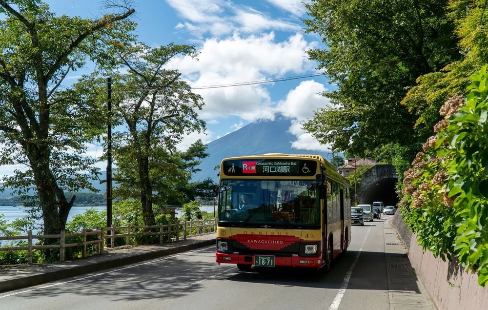 รถบัสท่องเที่ยวรอบทะเลสาบคาวากุจิโกะ