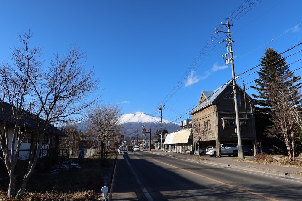 ภูเขาอาซามะและวิวเมืองคารุอิซาวะ ในเขตคิตะซากุ จังหวัดนากาโนะ 