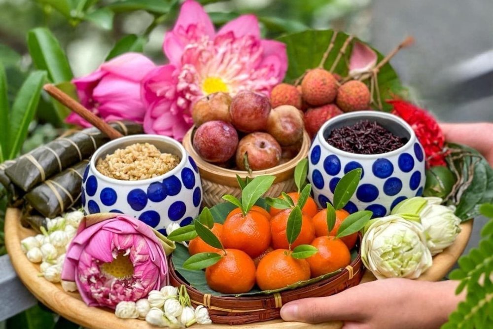 Thưởng thức món ăn đặc trưng 