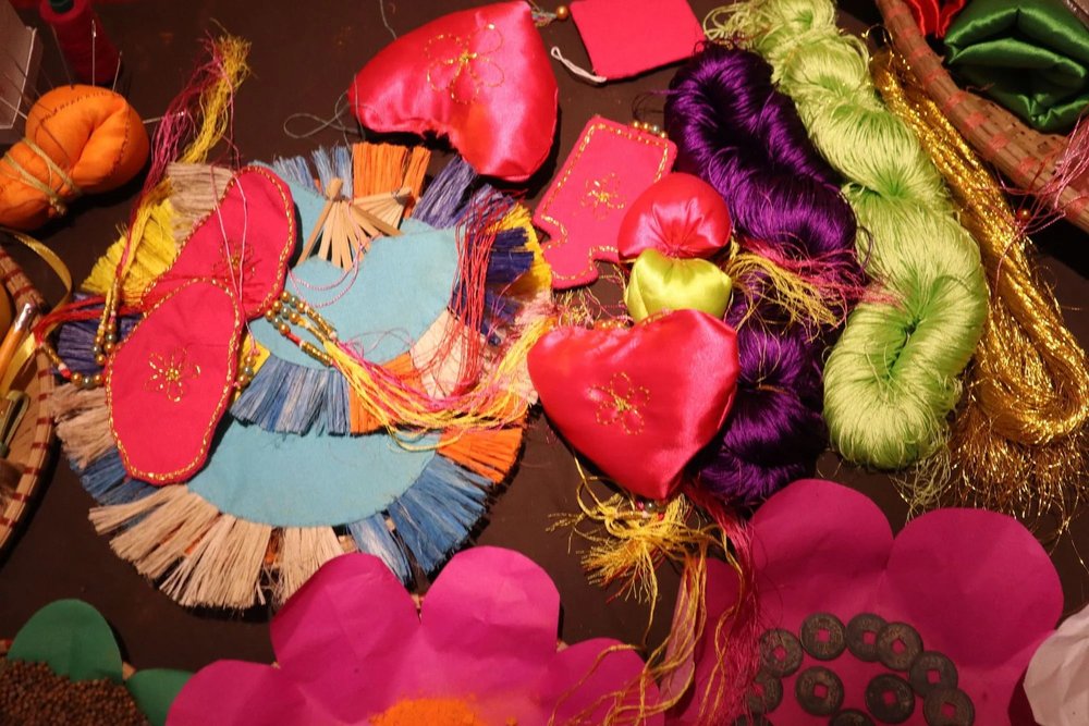 Đeo bùa, vòng chỉ ngũ sắc