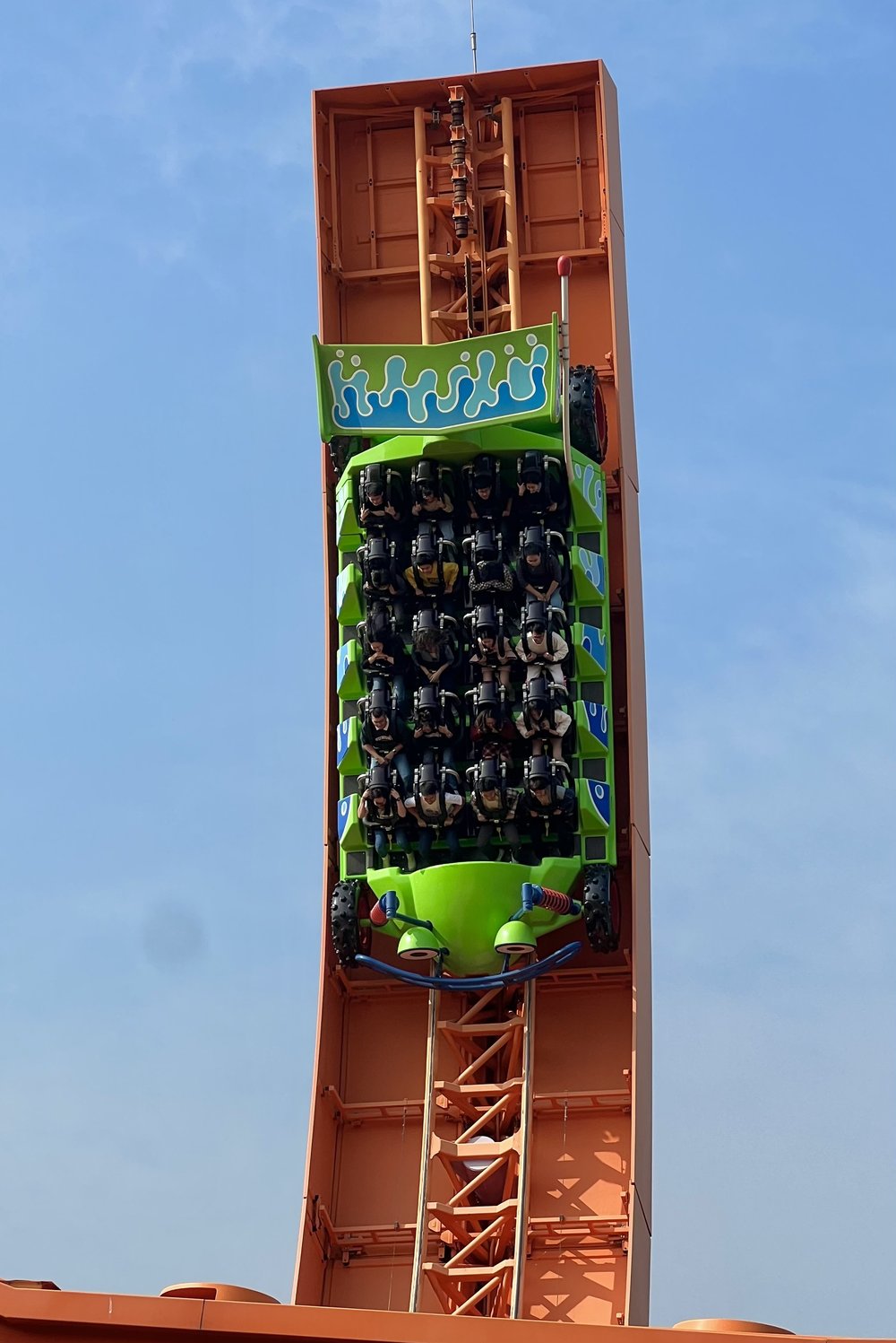 เครื่องเล่น RC Racer ในโซน Toy Story Land รถไฟเหาะรูปตัว U ที่พุ่งขึ้น-ลงสุดหวาดเสียว