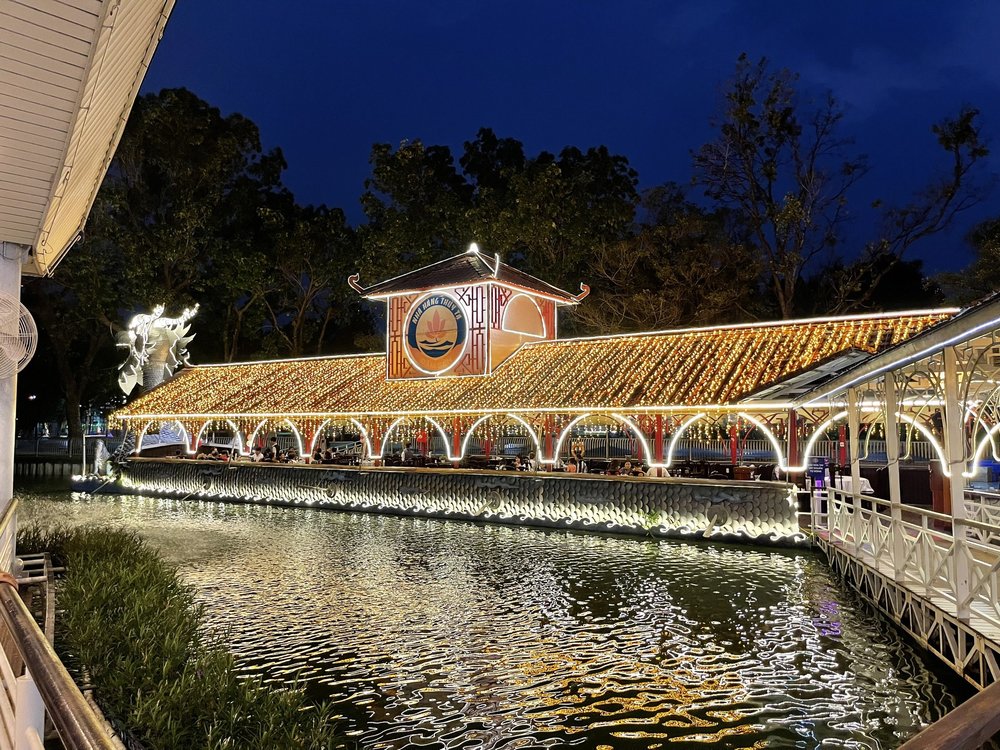 Nhà Hàng Thủy Tạ: Không Gian Ẩm Thực Rộng Lớn