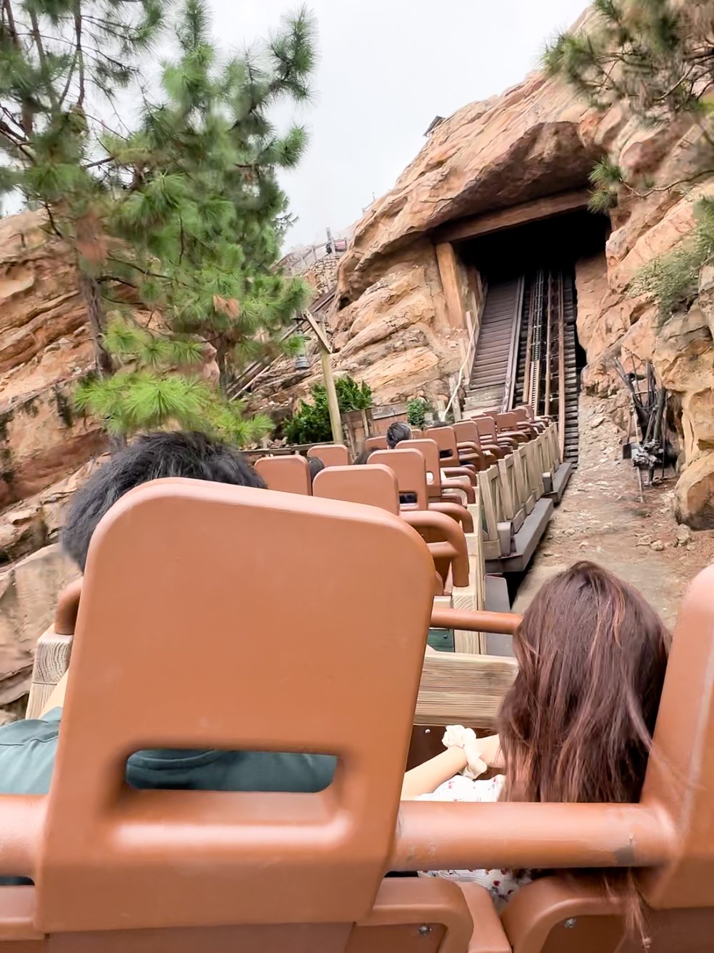 เครื่องเล่น Big Grizzly Mountain Runaway Mine Cars รถไฟเหาะธีมรถขุดเหมือง ที่วิ่งผ่านภูเขาหมี Grizzly สุดดุร้าย 