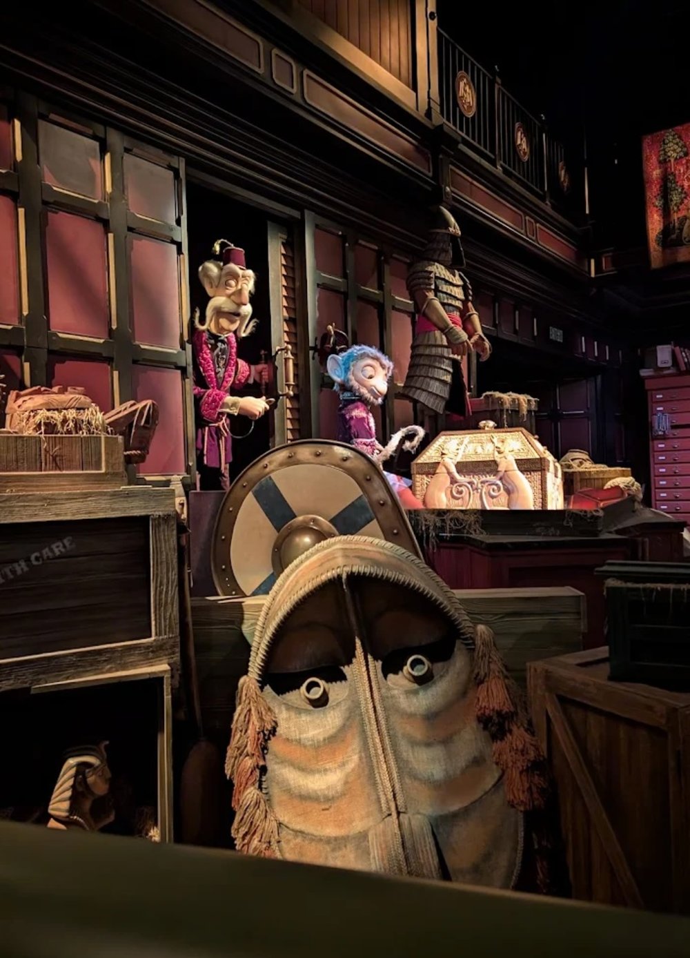 เครื่องเล่น Mystic Manor นั่งรถเลื่อนสำรวจห้องแสดงของวัตถุลึกลับ ที่ใช้เทคโนโลยีล้ำสมัยในการสร้างภาพเสมือนจริงแบบ 3 มิติ