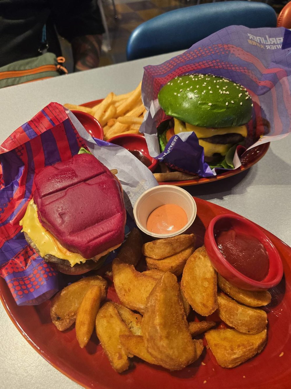 ชุดเบอร์เกอร์ธีม Iron Man และ The Hulk จากร้าน Starliner Diner ที่ฮ่องกงดิสนีย์แลนด์