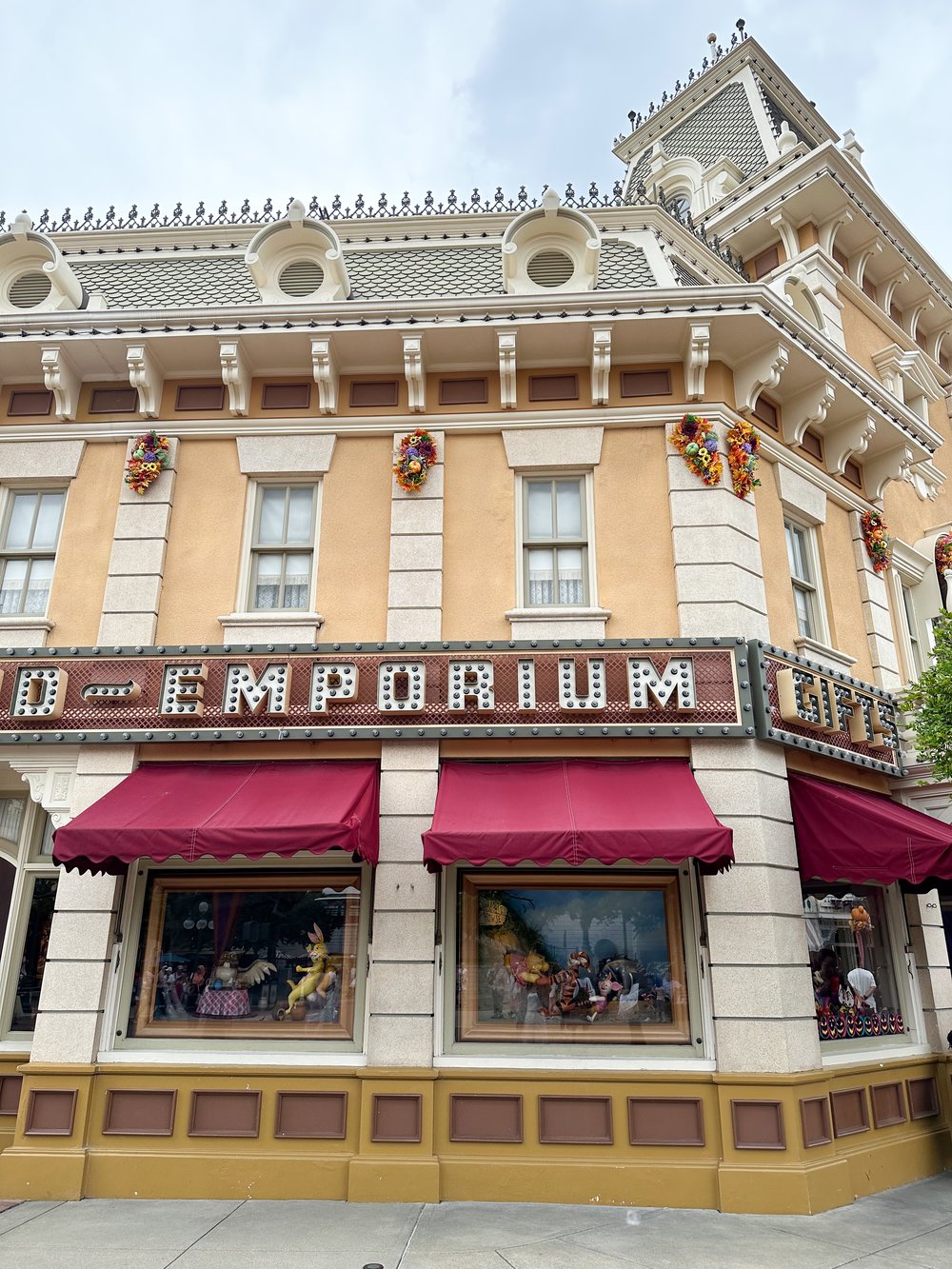 Emporium ร้านขายของที่ระลึกที่ใหญ่ที่สุดในโซน Main Street, U.S.A. ที่ฮ่องกงดิสนีย์แลนด์