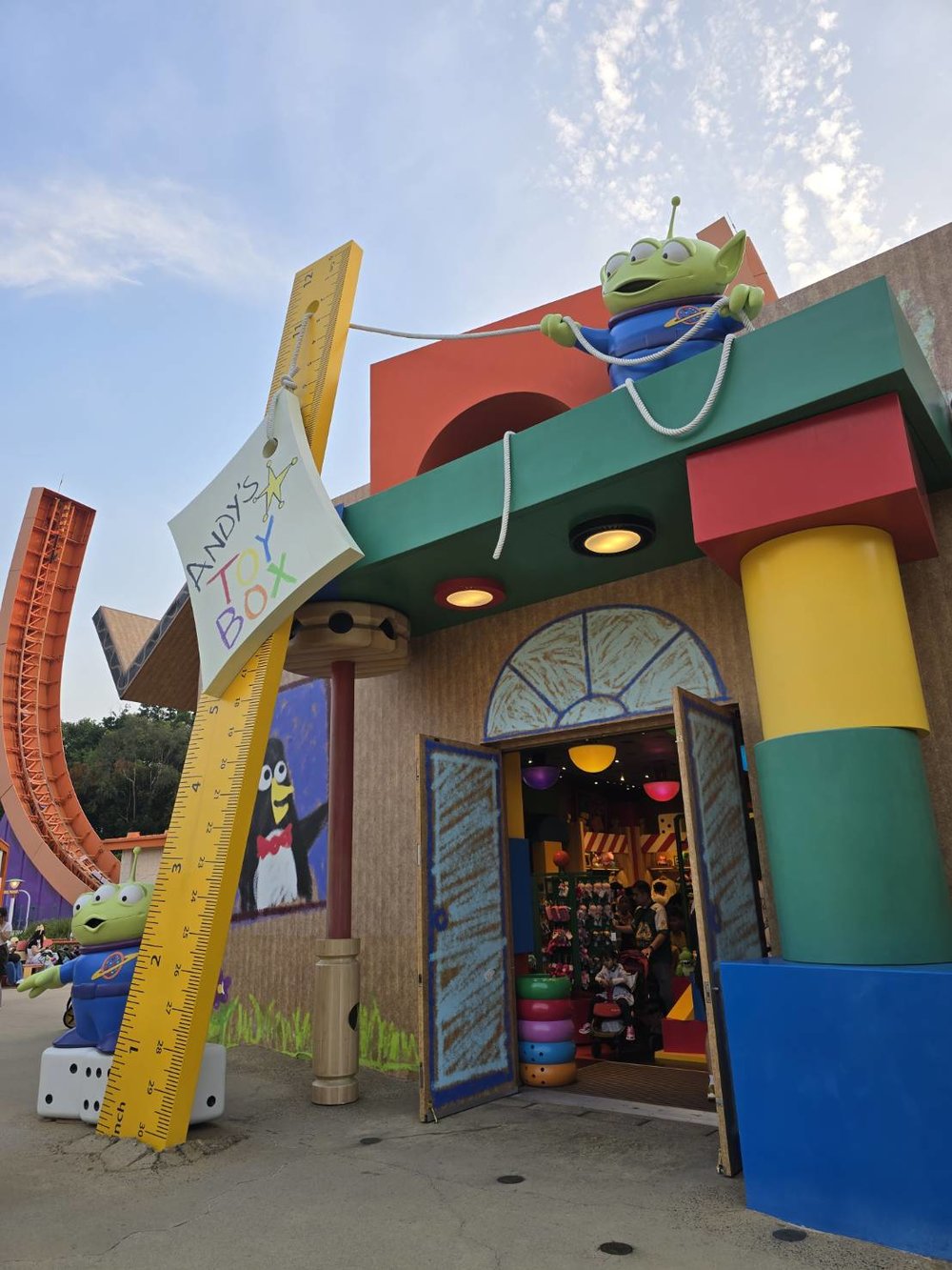 Andy’s Toy Box ร้านค้าที่จำลองจากกล่องของเล่นของ Andy ในโซน Toy Story Land ที่ฮ่องกงดิสนีย์แลนด์ 