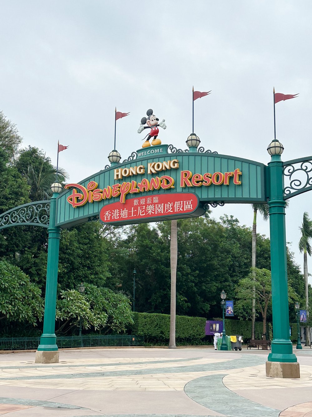 ป้ายทางเข้าหลัก Hong Kong Disneyland Resort 