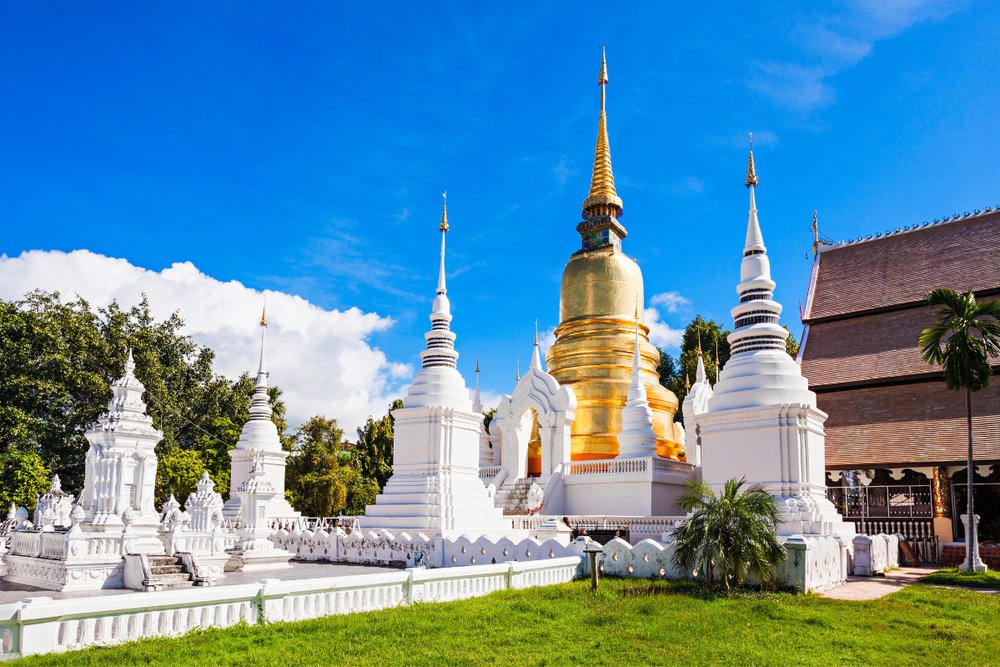 Wat Suan Dok – Nơi Có Bảo Tháp Trắng & Vườn Mộ Hoàng Gia