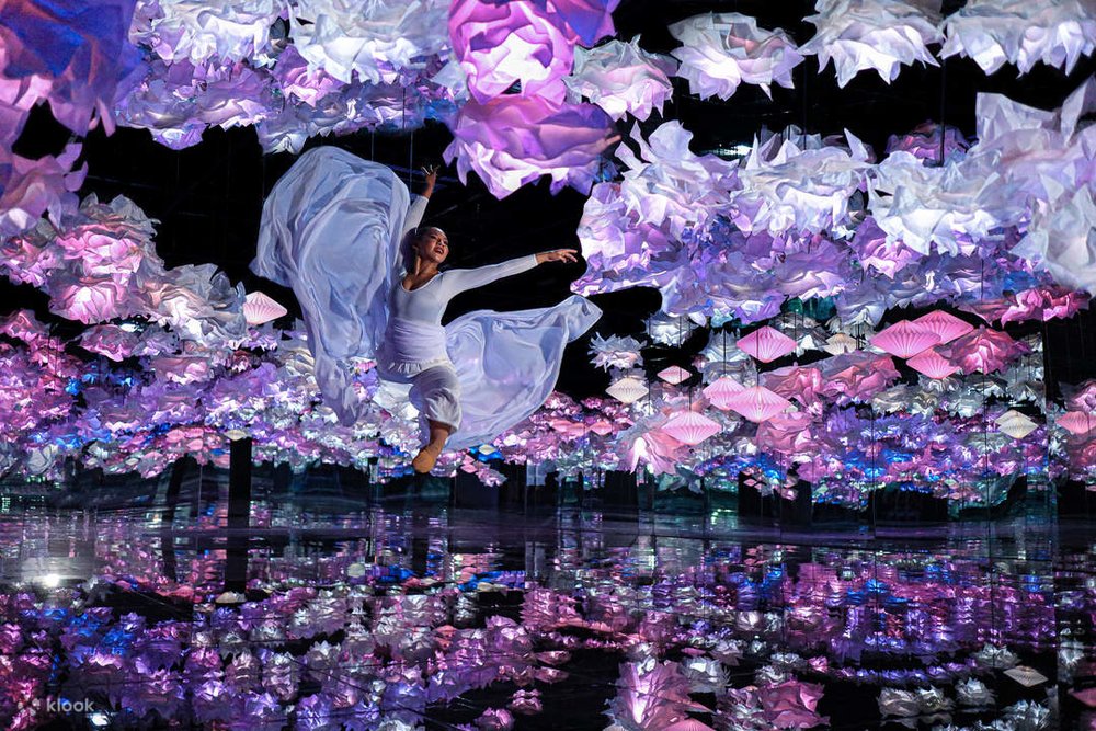 a museum visual room with dancer