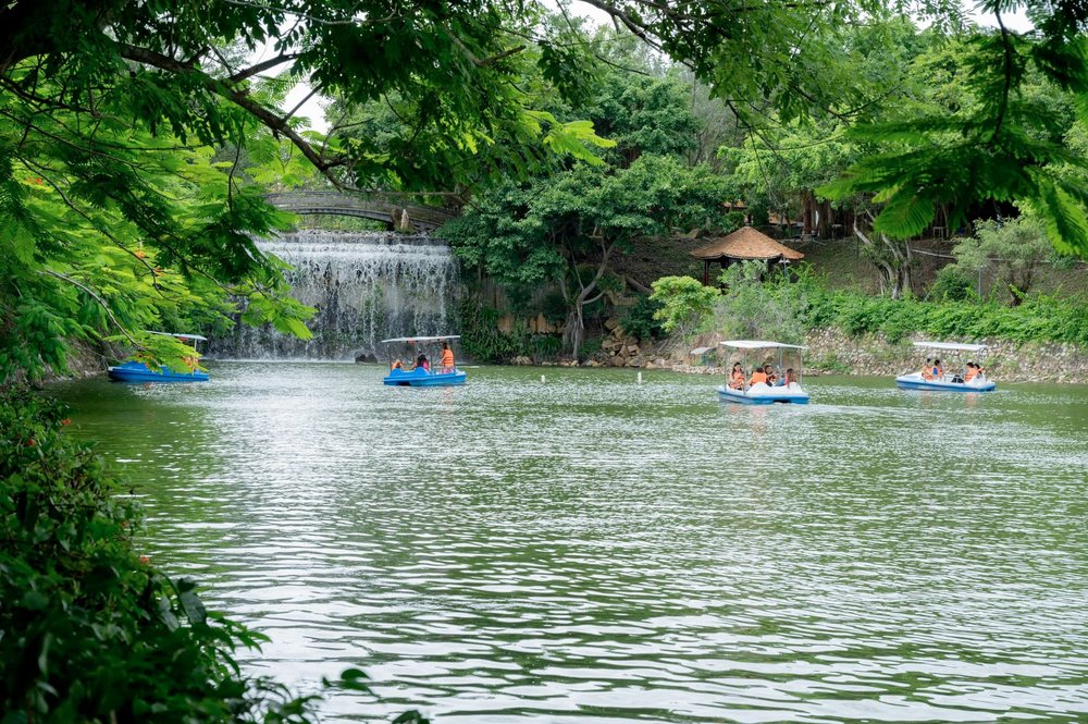 Ngày 1: Khám Phá Thế Giới Giải Trí Trên Đỉnh Núi Lớn