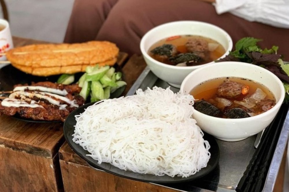 Ăn Gì Ở Gần Chùa Láng Hà Nội - Đừng Bỏ Qua "Thiên Đường Ăn Vặt" Phố Chùa Láng!