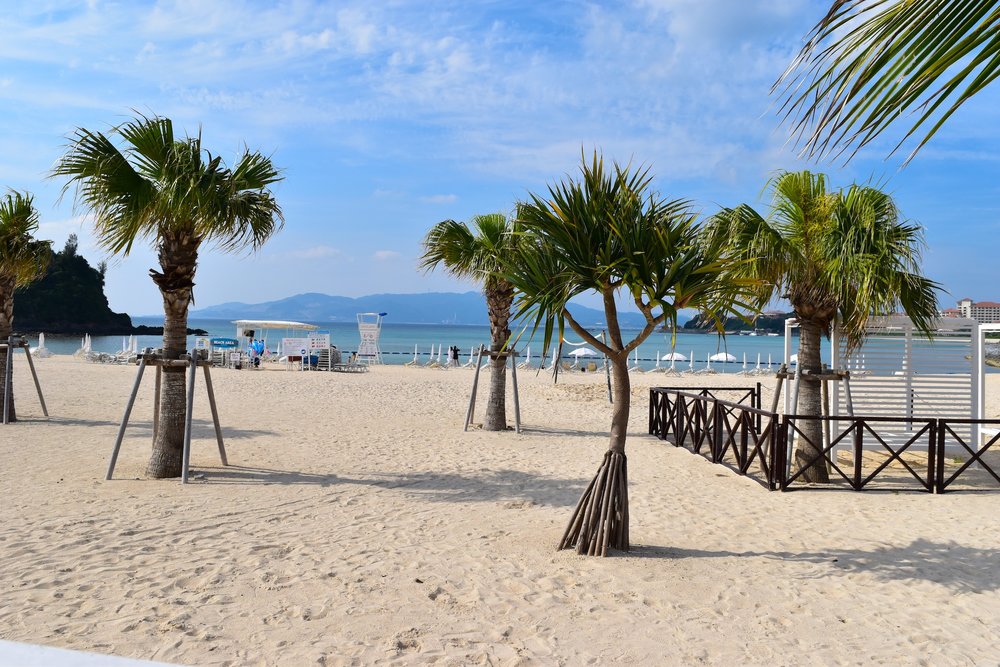 หาดคาริยูชิ (Kariyushi Beach)