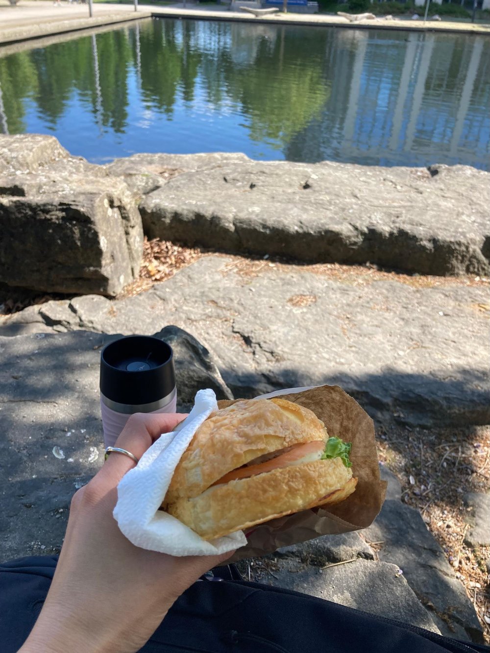 【デュッセルドルフから日帰り列車旅】Königswinter（ケーニヒスヴィンター）でドイツを100%たのしむ1日　お昼ごはん　パン　公園