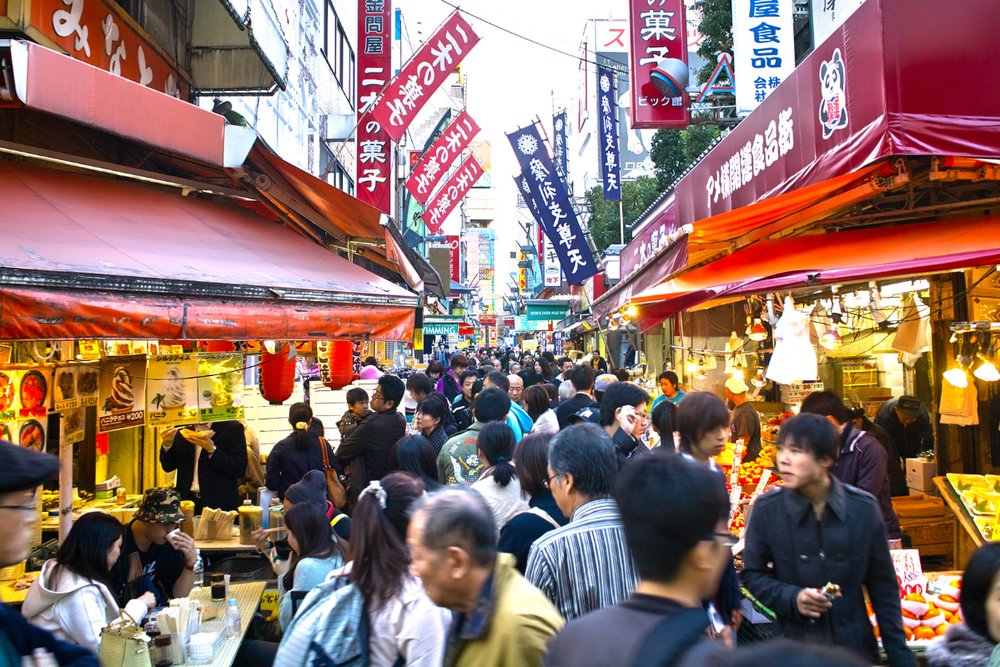 Ameyoko (Ameya‑yokochō, Ueno) – Thiên Đường Ăn Vặt & Hải Sản Giá Bình Dân