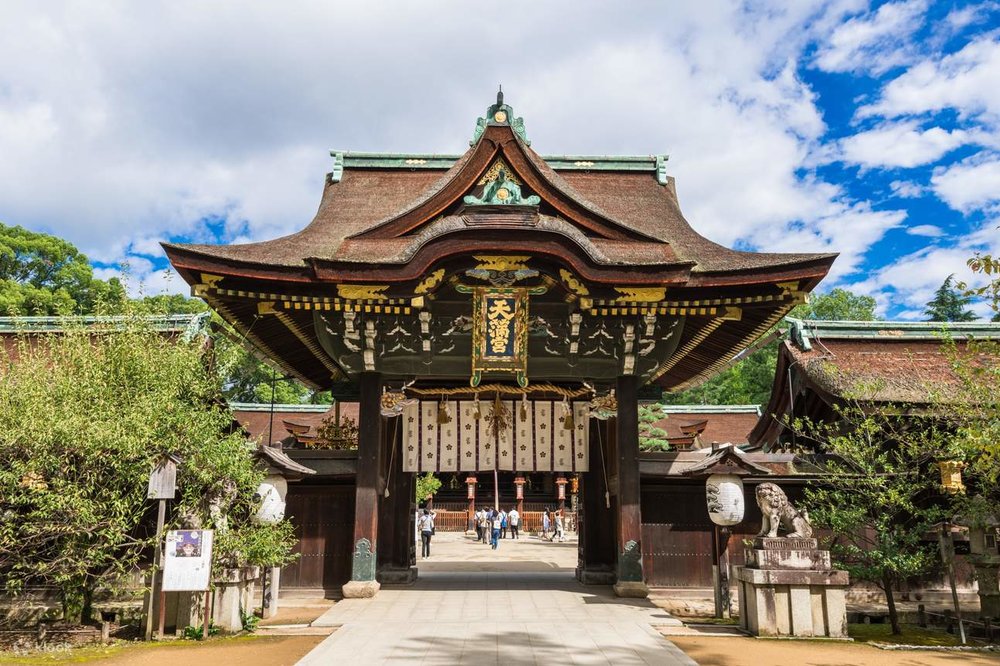 Mua Sắm Chuẩn Bị Cho Năm Mới Tại Khu Đền Kitano Tenmangu