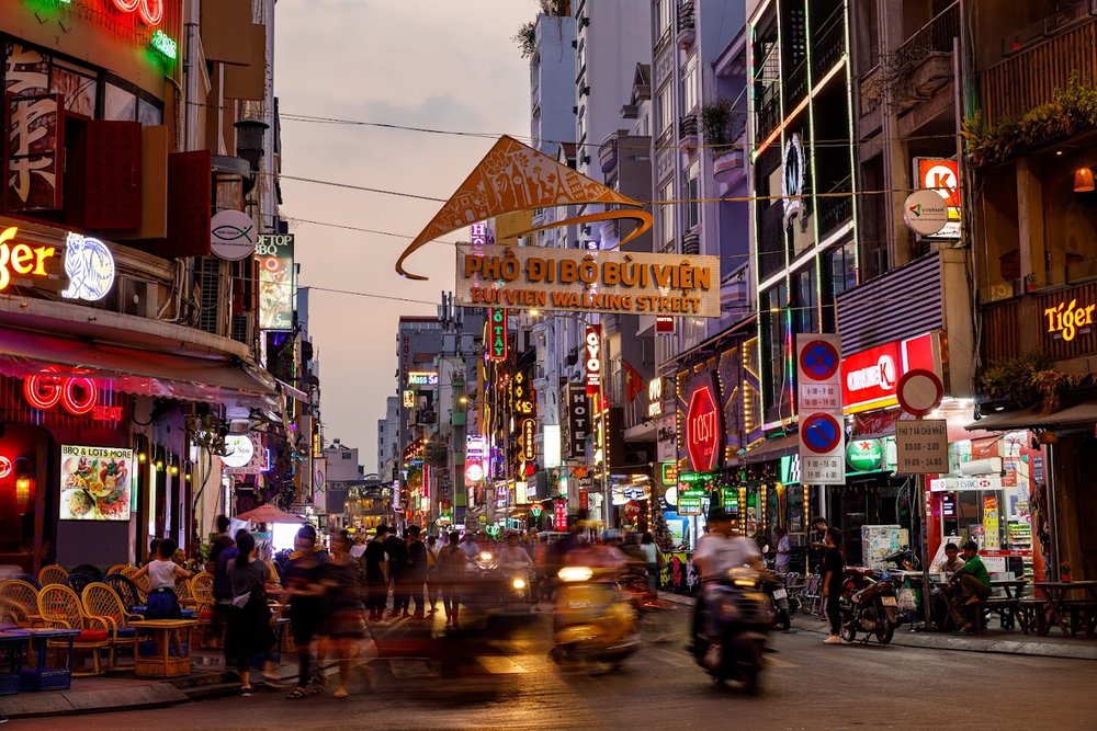 Phố Đi Bộ Bùi Viện Hoặc Tour Xe Buýt 2 Tầng Về Đêm