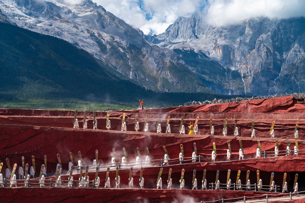 การแสดงของชาวหน่าซีพื้นเมืองในชุดประจำเผ่าที่ภูเขาหิมะมังกรหยก ลี่เจียง มณฑลยูนนาน ประเทศจีน