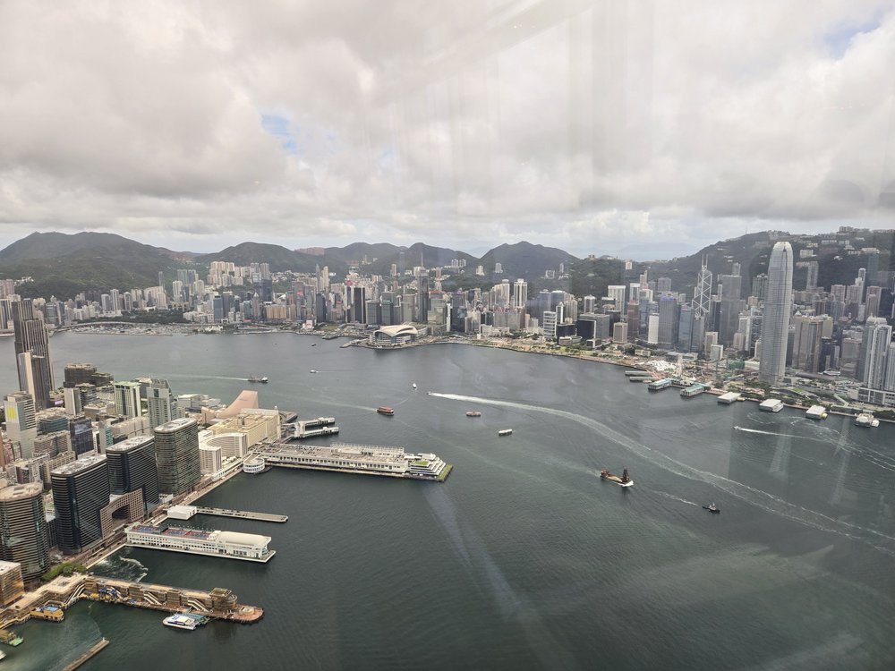 【香港】絶品アフタヌーンティー20選！ホテルビュッフェから穴場カフェまで  リッツカールトン アフタヌーンティー　座席からの景色　ハーバービュー