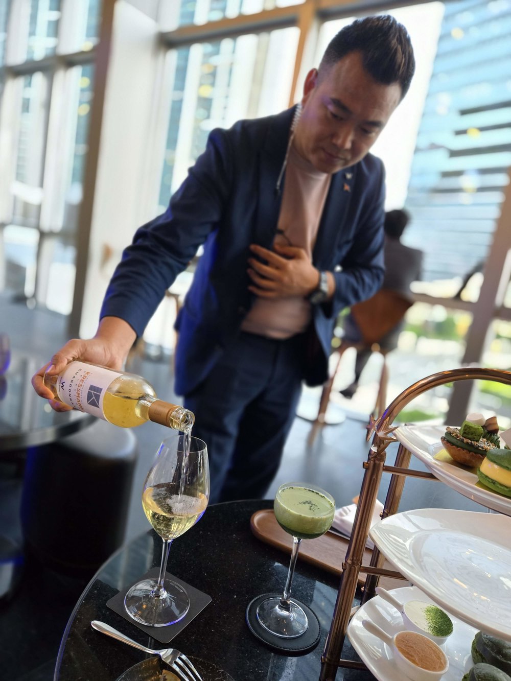 【香港】絶品アフタヌーンティー20選！ホテルビュッフェから穴場カフェまで　Wホテル　Woobar　アフタヌーンティー　サーバー