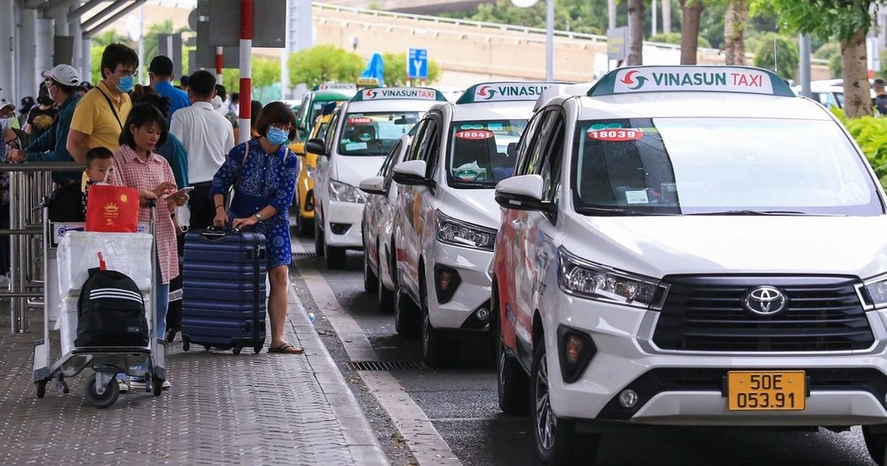 Xe máy (thuê hoặc đặt xe ôm/xe công nghệ)