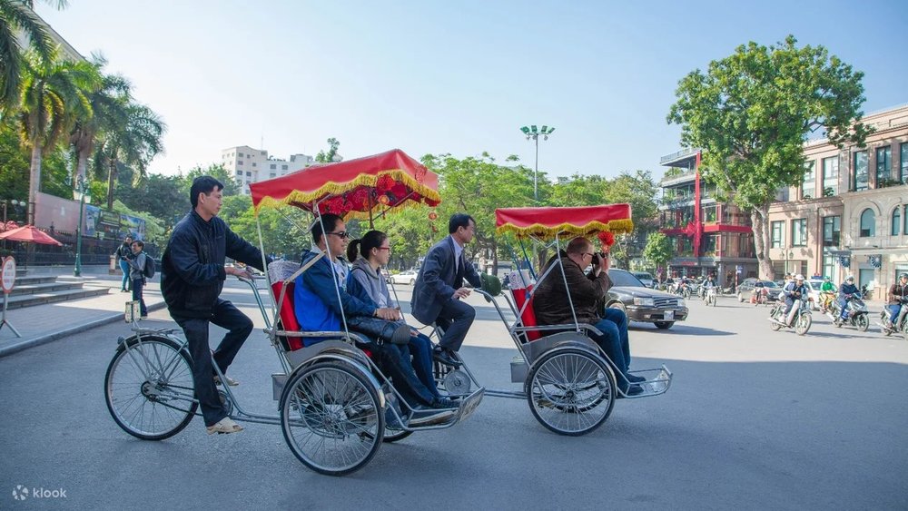 Trải Nghiệm Buýt Điện Và Xích Lô Dạo Quanh Hồ