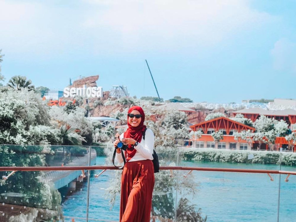 hijab girl in sentosa singapore aqalili azizan klook my