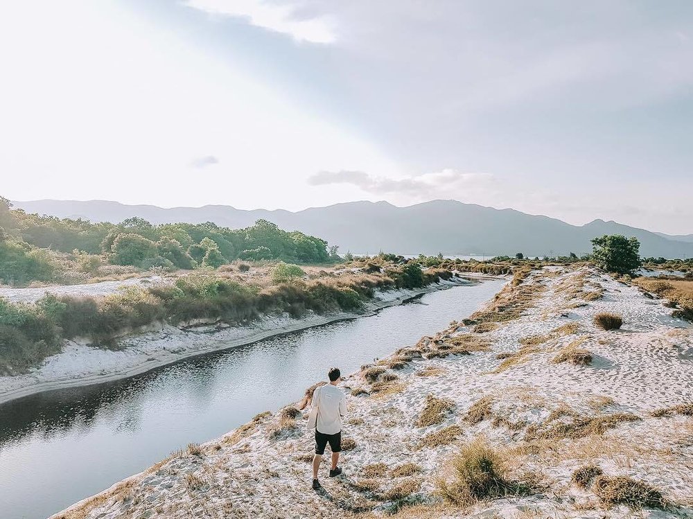 Bãi Cỏ Châu Âu Bên Bờ Sông