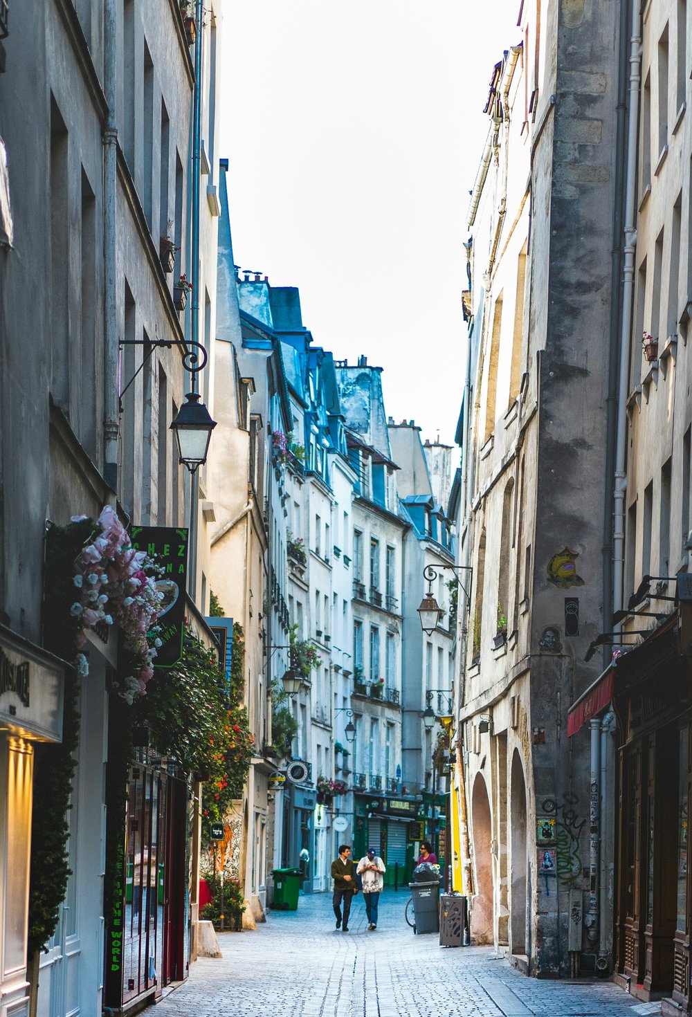 narrow street in paris