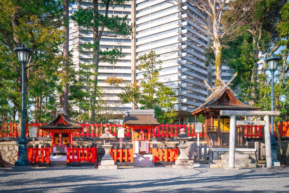 Khám Phá Các Đền Phụ Và Tượng Cáo Dọc Đường