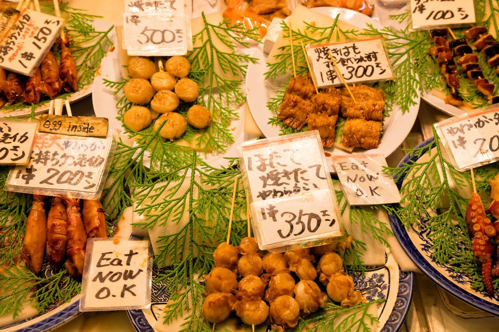 Thưởng Thức Món Ăn Đường Phố Trước Cổng Đền