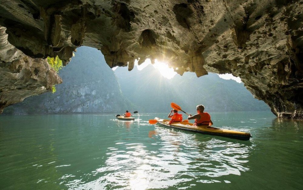 Chèo Thuyền Kayak Ở Hang Luồn & Đảo Ti Tốp